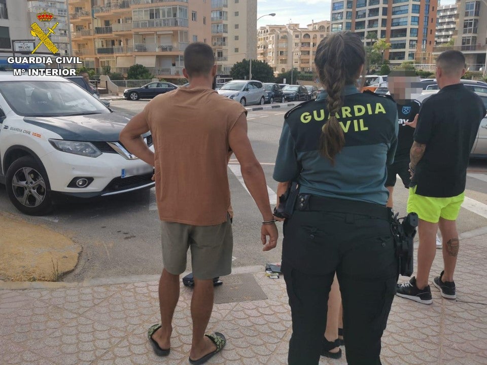 La Guardia Civil de Alicante detiene a una banda que robaba haciéndose pasar por empleados de la luz La Guardia Civil de Alicante detiene a una banda que robaba haciéndose pasar por empleados de la luz
