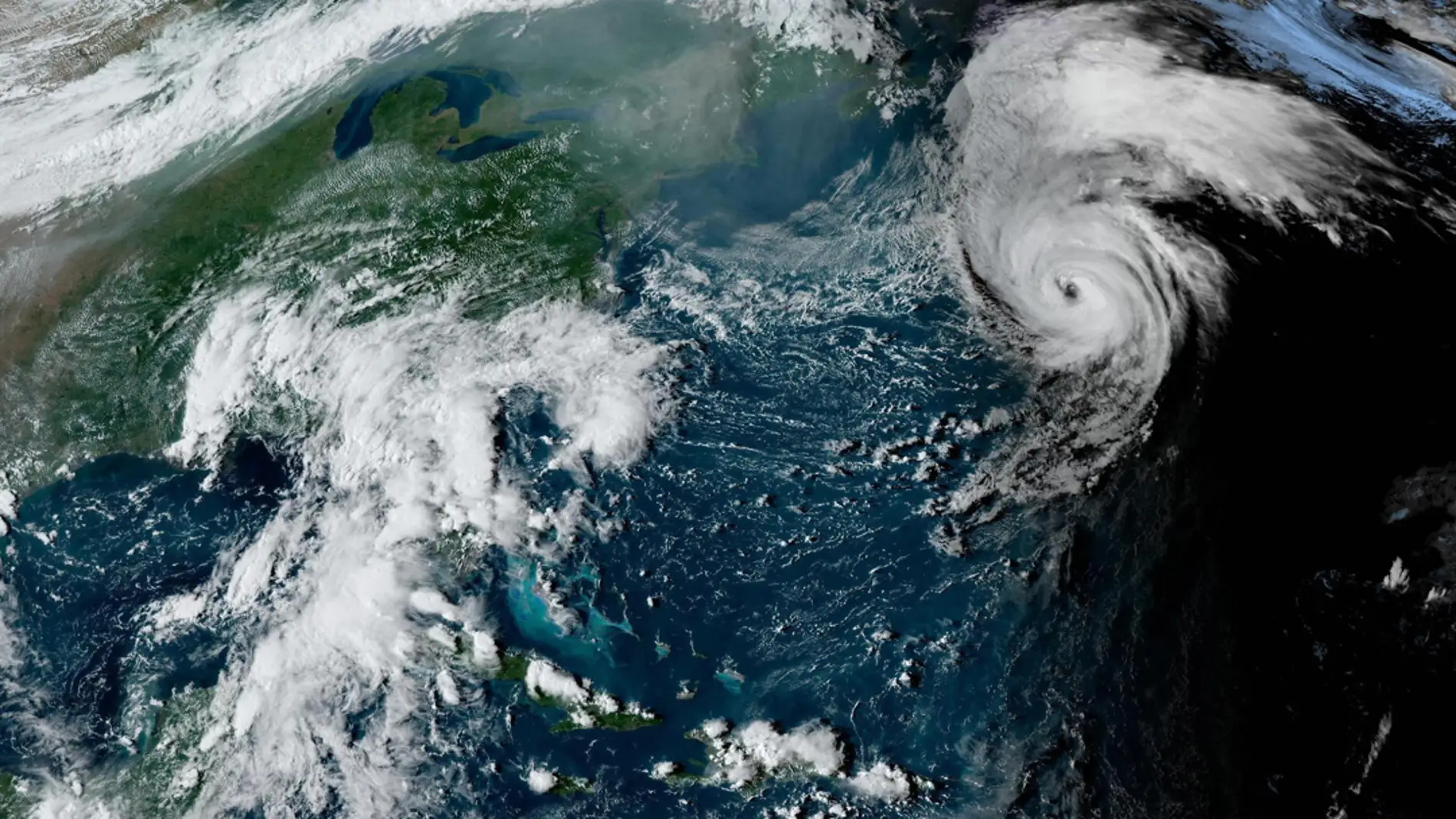 Imagen satelital cedida hoy viernes por la Oficina Nacional de Administración Oceánica y Atmosférica de Estados Unidos 