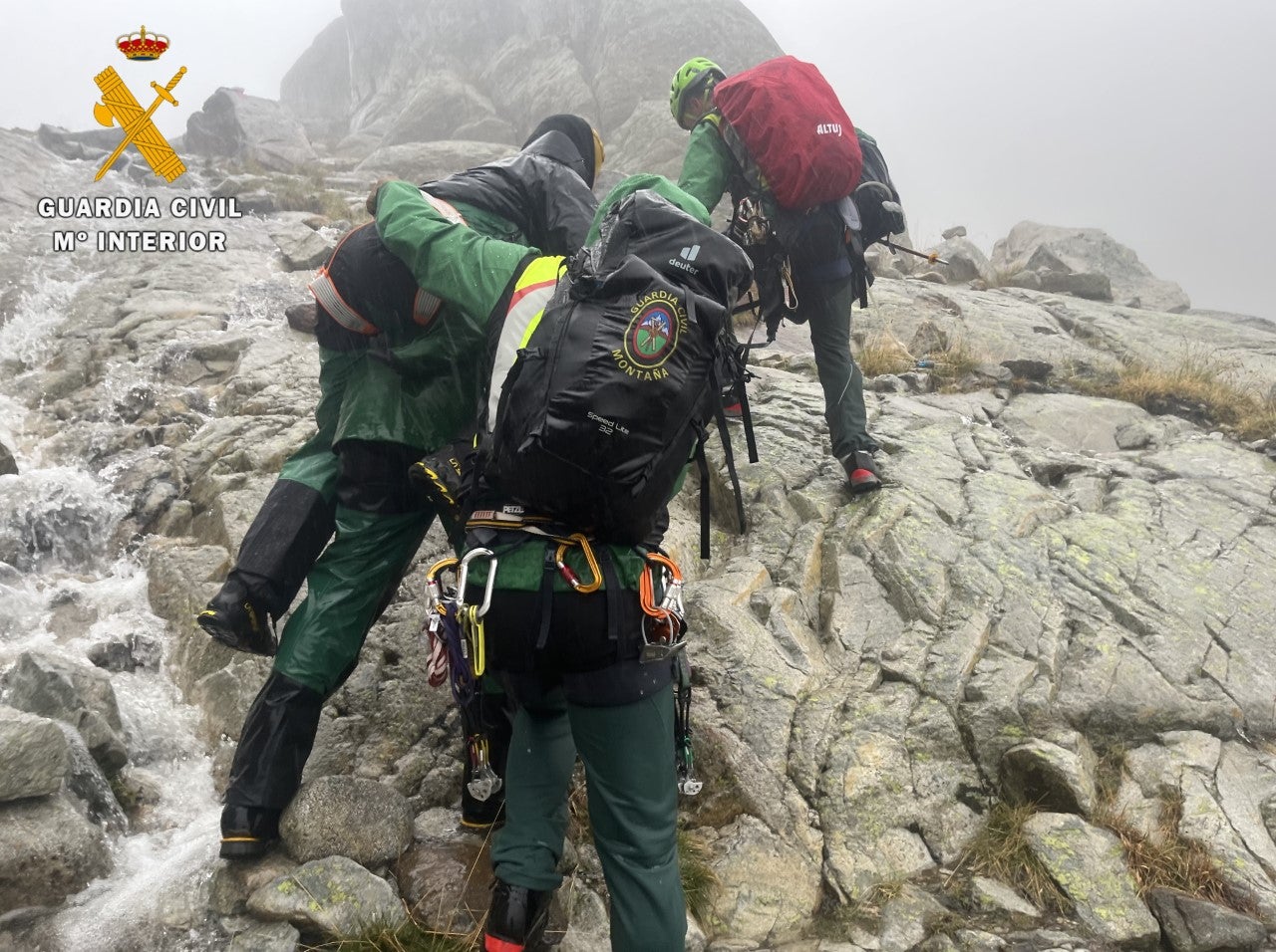 Rescatan en medio de la lluvia y el viento a un montañero exahusto Rescatan en medio de la lluvia y el viento a un montañero exahusto