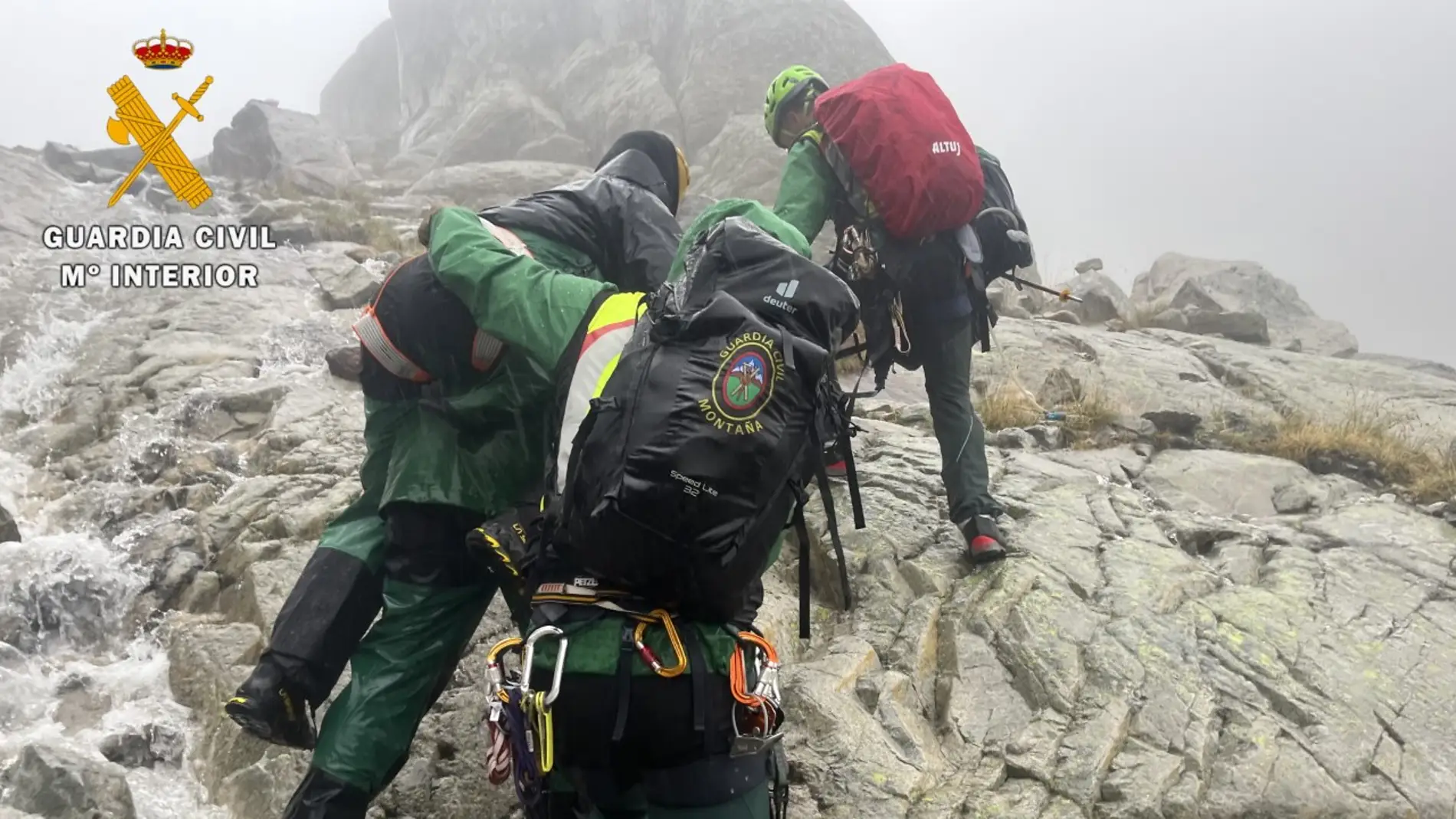 Rescatan en medio de la lluvia y el viento a un montañero exahusto