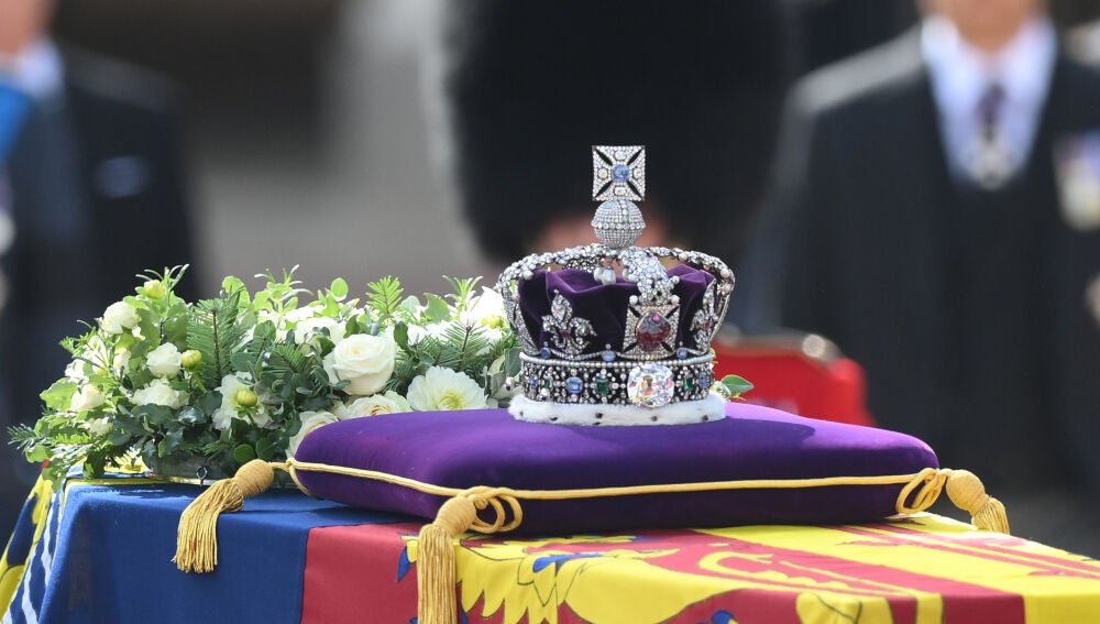La corona imperial sobre el féretro de Isabel II