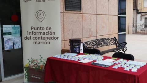 Punto de informaci&oacute;n sobre separaci&oacute;n de residuos 