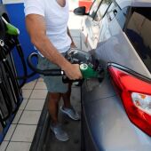 ¿Por qué el precio del diésel no baja al mismo ritmo que el de la gasolina y ya es más caro?