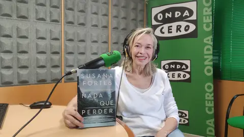 La escritora Susana Fortes, en los estudios de Onda Cero Pontevedra Su última novela acaba de publicarse: "Nada que perder".