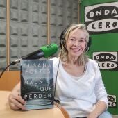 La escritora Susana Fortes, en los estudios de Onda Cero Pontevedra