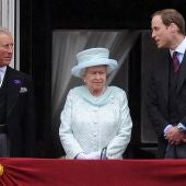 Carlos III, Isabel II y el príncipe Guillermo