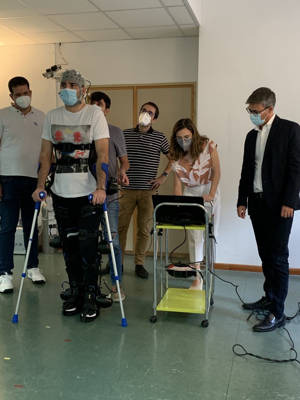 Investigadores de la UMH de Elche crean un exoesqueleto que permite caminar a pacientes con una lesión medular incompleta Investigadores de la UMH de Elche crean un exoesqueleto que permite caminar a pacientes con una lesión medular incompleta