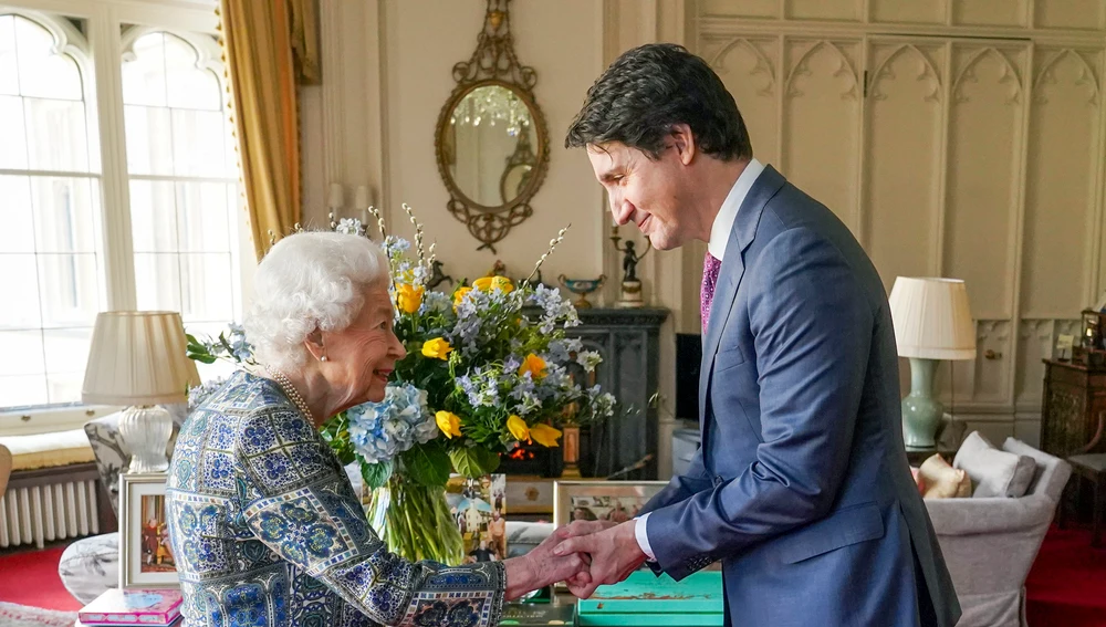 Trudeau en una recepción con Isabel II en marzo de 2022