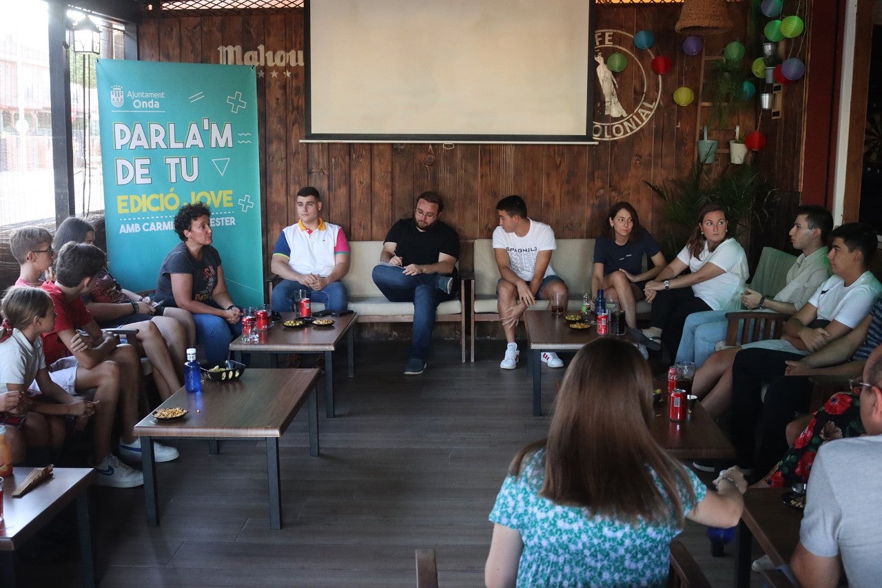 La alcaldesa de Onda se reúne con los jóvenes a pie de calle La alcaldesa de Onda se reúne con los jóvenes a pie de calle