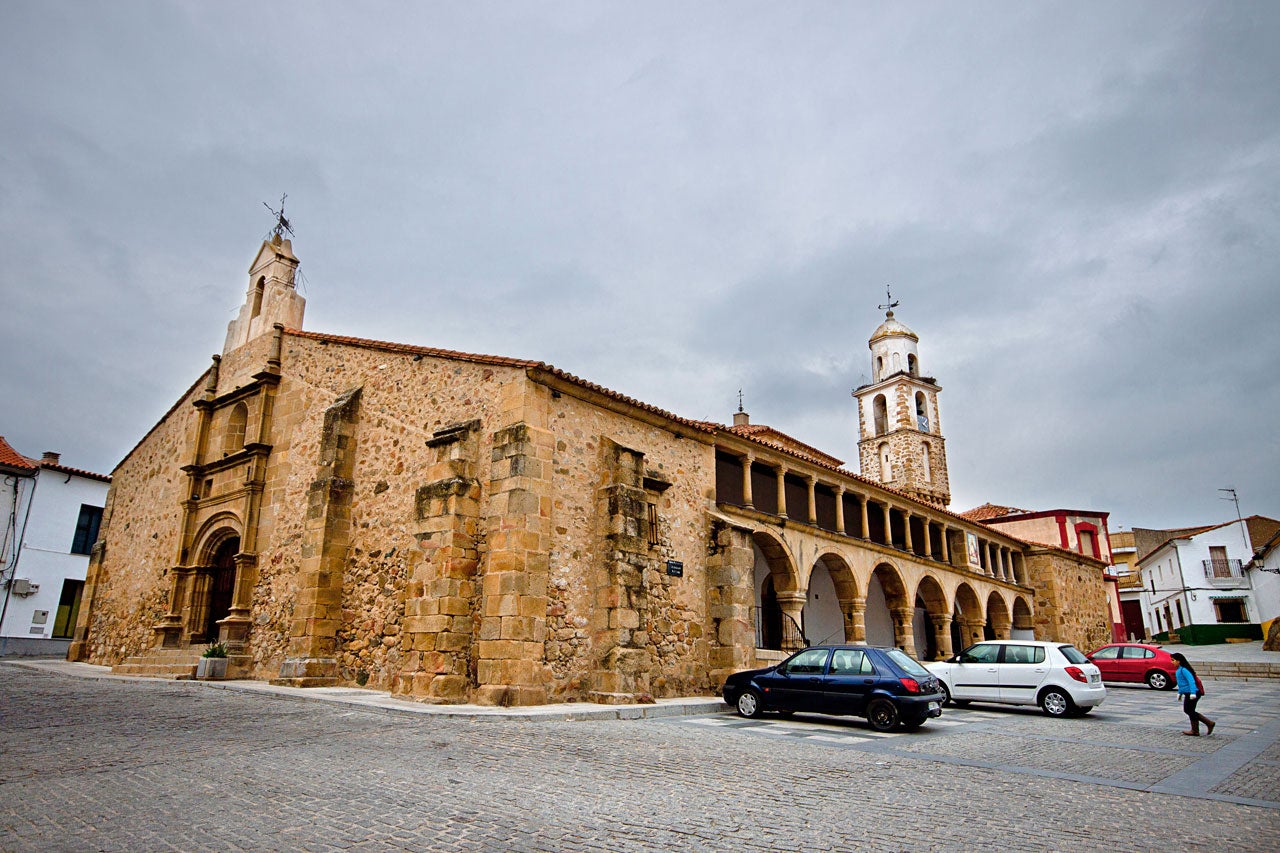 Los vecinos de Almoharín instarán al Obispado a cesar al párroco del pueblo Los vecinos de Almoharín instarán al Obispado a cesar al párroco del pueblo