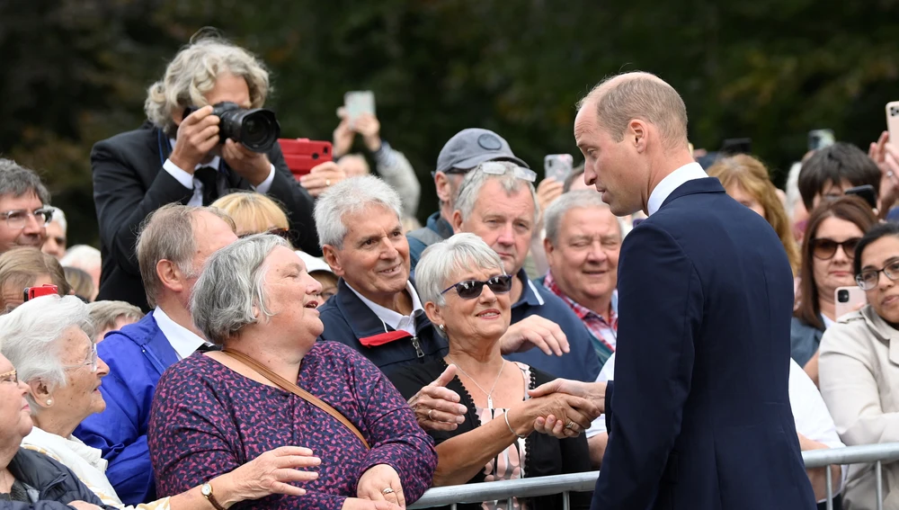 El príncipe Guillermo conversa con un grupo de ciudadanos en Sandringham
