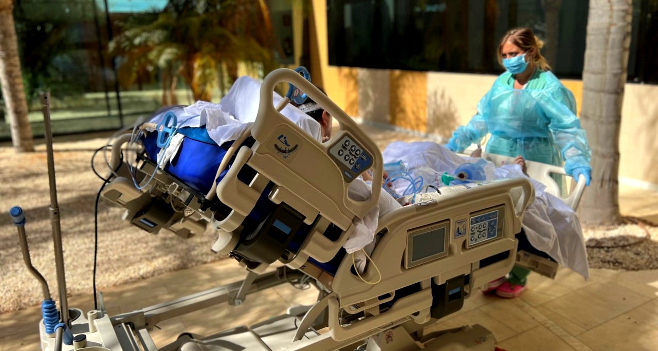 El Hospital Universitario de Torrevieja reactiva las salidas al exterior para pacientes de UCI El Hospital Universitario de Torrevieja reactiva las salidas al exterior para pacientes de UCI