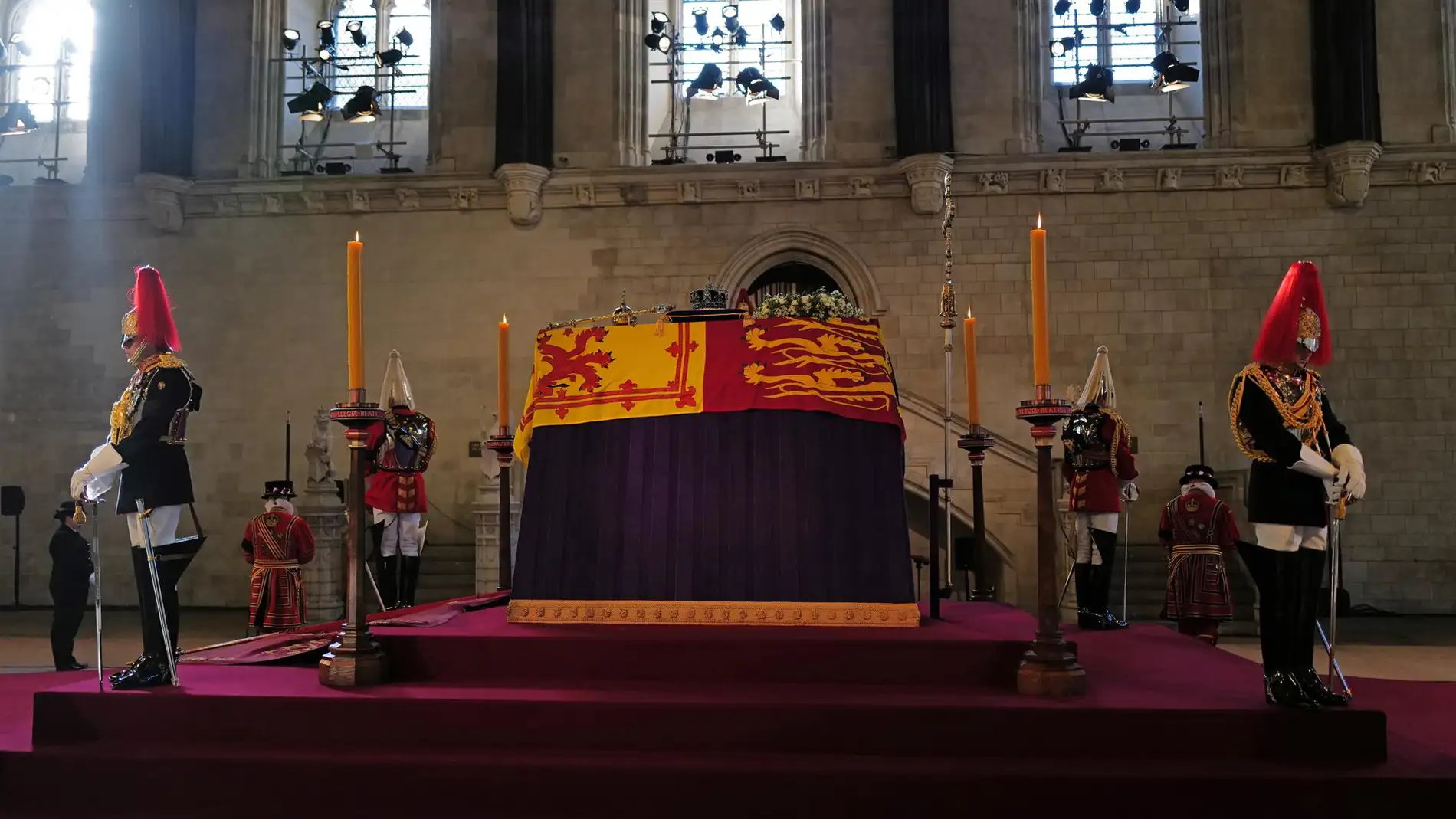 El impactante vídeo del desmayo de uno de los guardias que custodiaba los restos de Isabel II