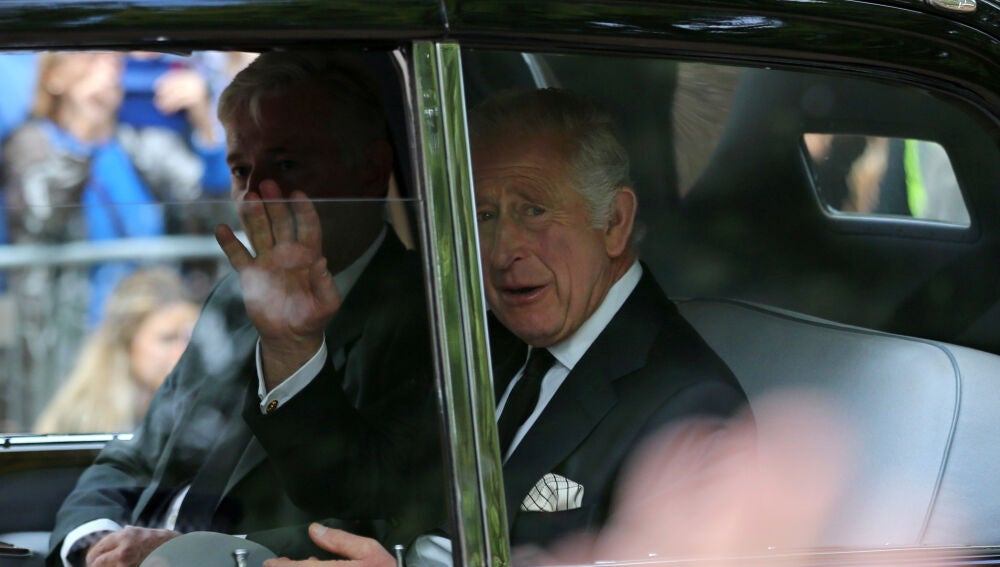 Carlos III saluda a la gente desde el coche