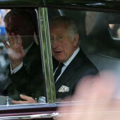 Carlos III saluda a la gente desde el coche