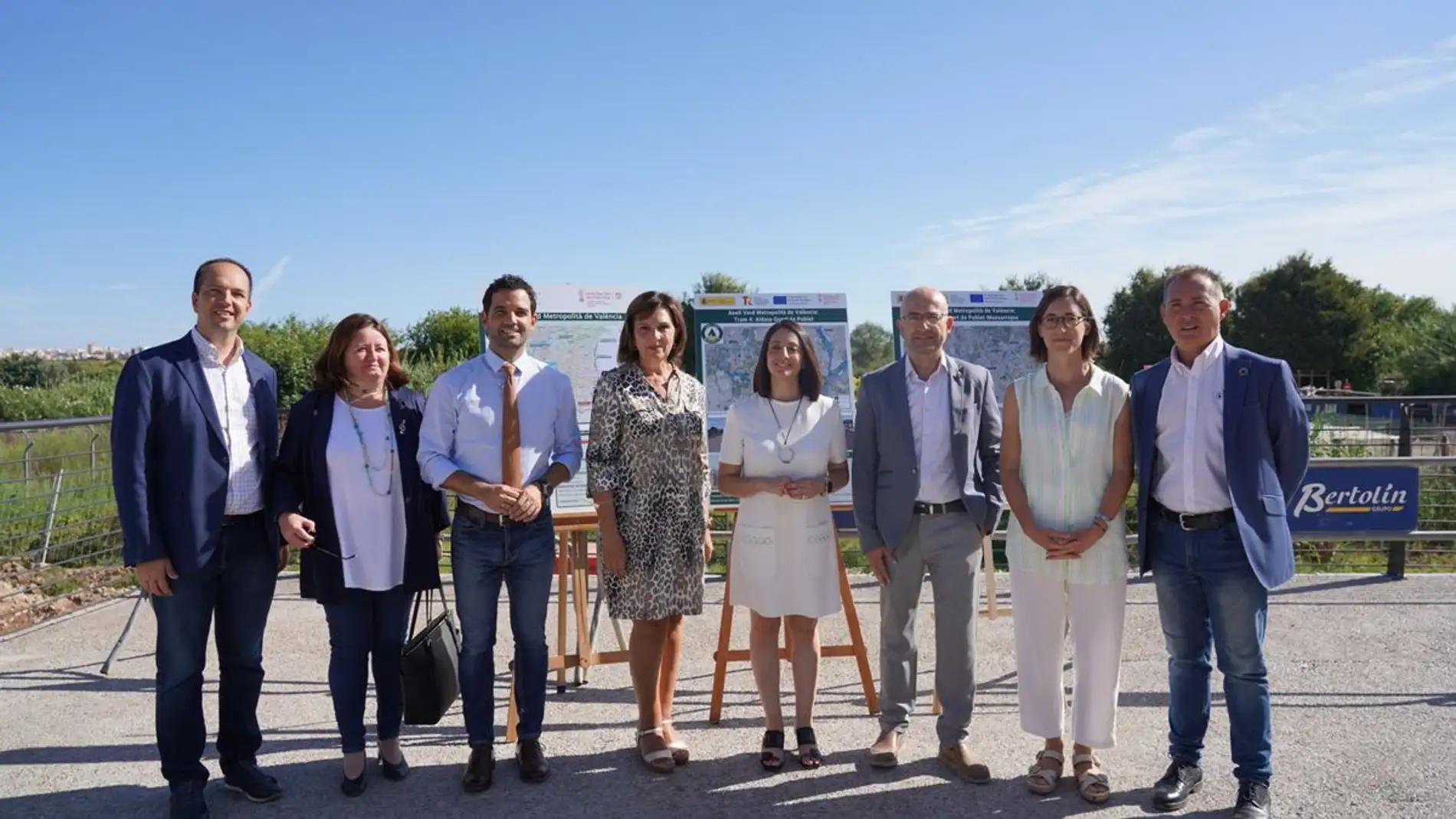 La consellera de Movilidad, Rebeca Torró, junto a alcaldes de municipios que atraviesa el Anillo Verde. 