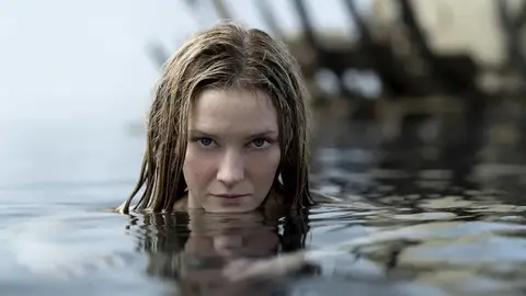 La actriz Morfydd Clark en una imagen promocional de la serie 'Los anillos del poder' La actriz Morfydd Clark en una imagen promocional de la serie 'Los anillos del poder'