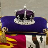 Imagen de archivo de la corona que llevará Camila sobre el féretro de la reina madre