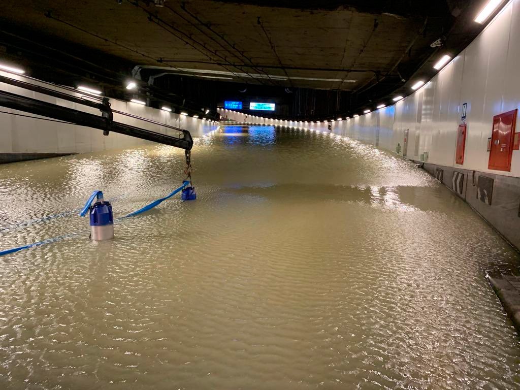 El reventón de una tubería provoca el corte de todos los accesos a la glorieta Marqués de Vadillo y al túnel de la M-30 El reventón de una tubería provoca el corte de todos los accesos a la glorieta Marqués de Vadillo y al túnel de la M-30