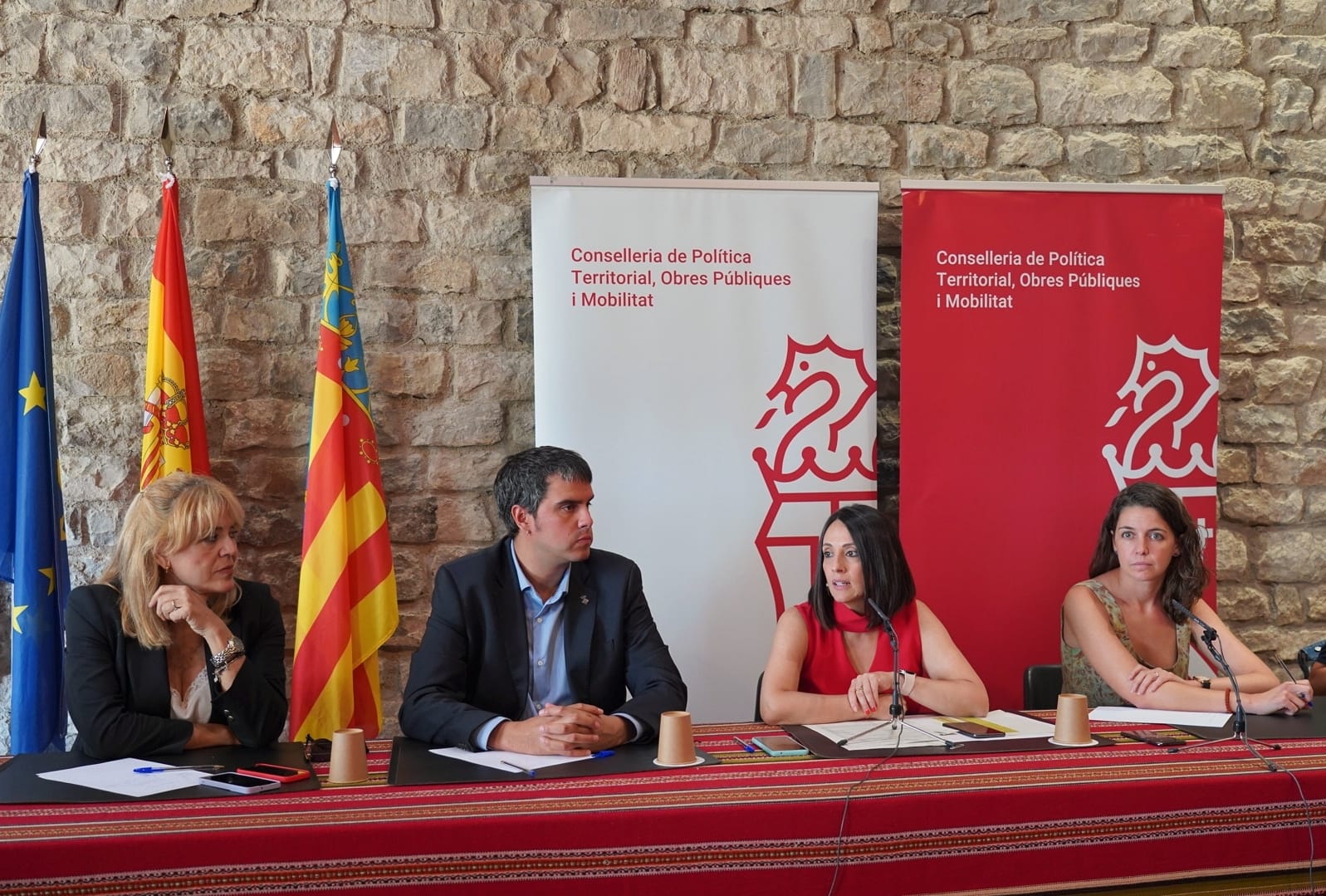 1,5 millones euros para transporte a 73 municipios de menos de 5.000 habitantes 1,5 millones euros para transporte a 73 municipios de menos de 5.000 habitantes