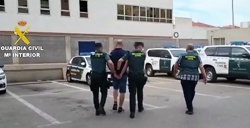 La Guardia Civil detiene a un vecino de Elche por atropellar a una mujer en Torrevieja y darse a la fuga La Guardia Civil detiene a un vecino de Elche por atropellar a una mujer en Torrevieja y darse a la fuga