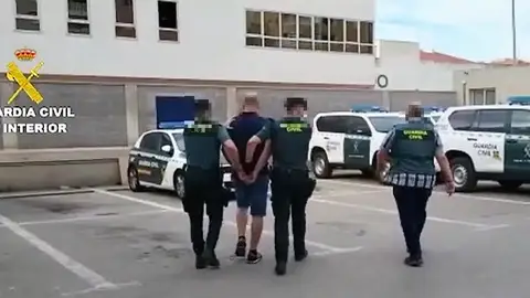 Agentes de la Guardia Civil con el vecino de Elche detenido.