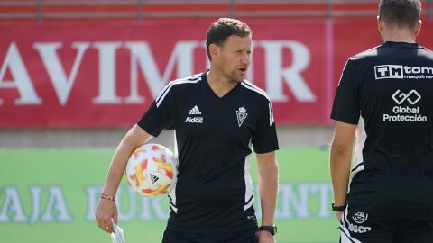 Mario Simón, entrenador del Real Murcia, durante un entrenamiento en el Enrique Roca