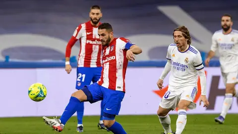 Koke y Modric disputan un balón durante un derbi de la temporada pasada