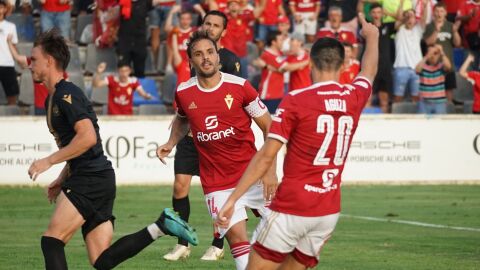 Pedro León celebra su primer gol con el Real Murcia en el 2022