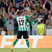 Joaquín celebra un gol con la afición del Villamarín.