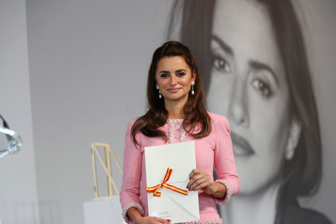 Penélope Cruz dona el Premio Nacional de Cinematografía a la PAH y a terapias contra el cáncer Penélope Cruz dona el Premio Nacional de Cinematografía a la PAH y a terapias contra el cáncer