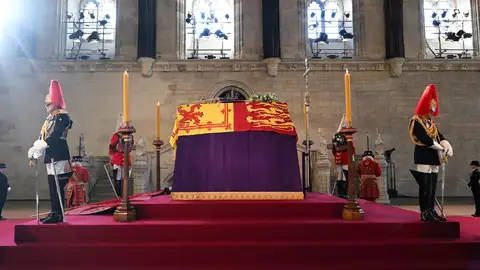 Imagen del féretro de Isabel II en la capilla ardiente