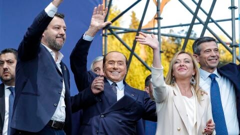 Salvini, Berlusconi y Meloni en un m&iacute;tin durante la campa&ntilde;a electoral