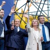 Salvini, Berlusconi y Meloni en un mítin durante la campaña electoral