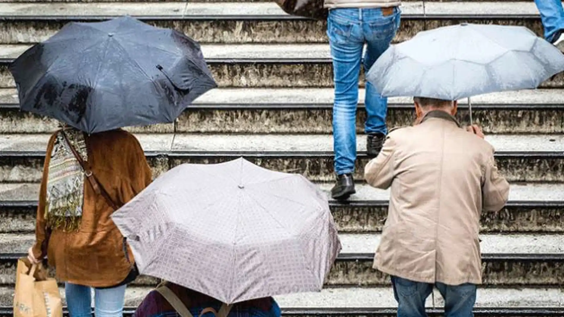 Personas con paraguas