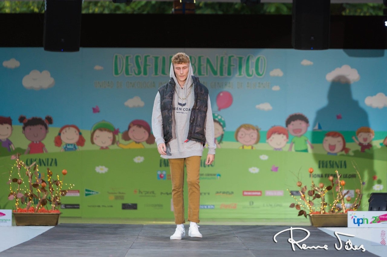 Alicante celebra el II desfile benéfico 'Carlos Sarriá' para recaudar fondos contra el cáncer infantil Alicante celebra el II desfile benéfico 'Carlos Sarriá' para recaudar fondos contra el cáncer infantil