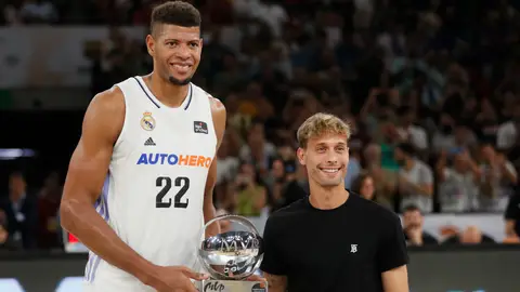 Sergio Canales entrega a Edy Tavares el trofeo de MVP de la Supercopa Endesa 2022. Sergio Canales entrega a Edy Tavares el trofeo de MVP de la Supercopa Endesa 2022.