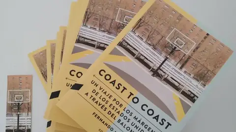 Portada del libro 'Coast to Coast' de Fernando Mahía Un retrato dos Estados Unidos a través do baloncesto.
