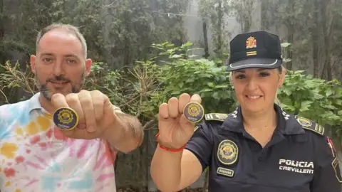 Josep Candela, concejal de Fiestas, con una inspectora de la Policía Local de Crevillent Josep Candela, concejal de Fiestas, con una inspectora de la Policía Local de Crevillent