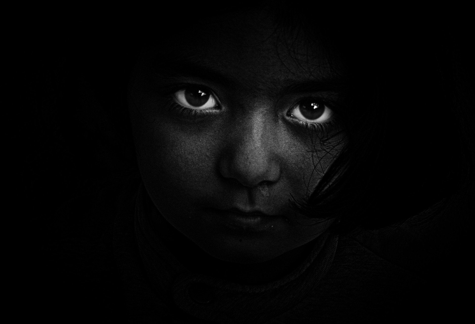 Ecos del pasado: Las apariciones de los niños de ojos negros Ecos del pasado: Las apariciones de los niños de ojos negros