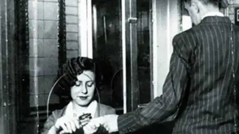 Taquillera del Metro de Madrid Taquillera del Metro de Madrid