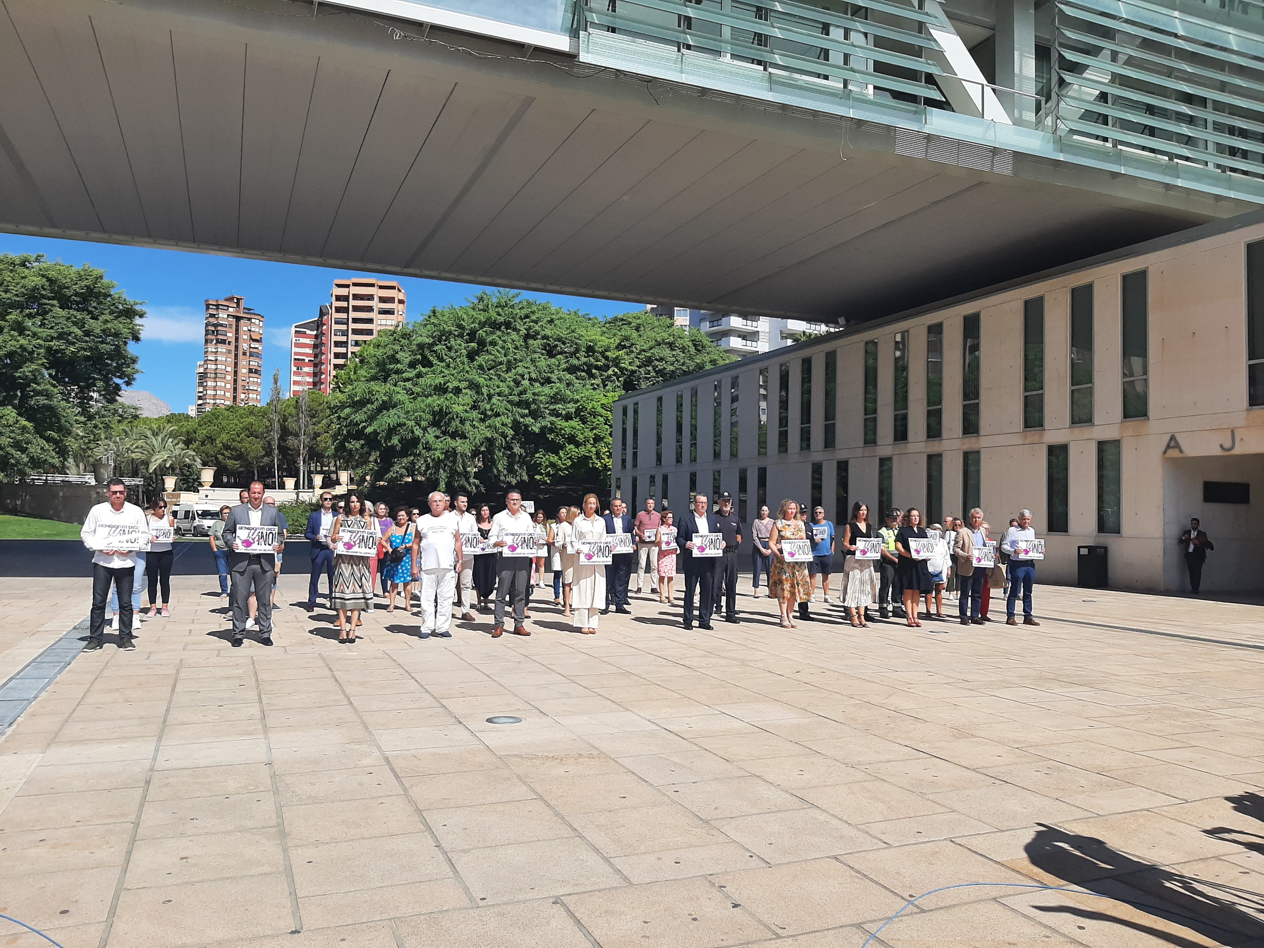 Jornada de luto oficial en Benidorm por el asesinato de una mujer Jornada de luto oficial en Benidorm por el asesinato de una mujer