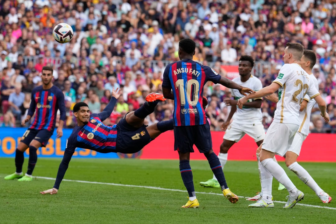 Araujo decide operarse y podría estar tres meses de baja Araujo decide operarse y podría estar tres meses de baja