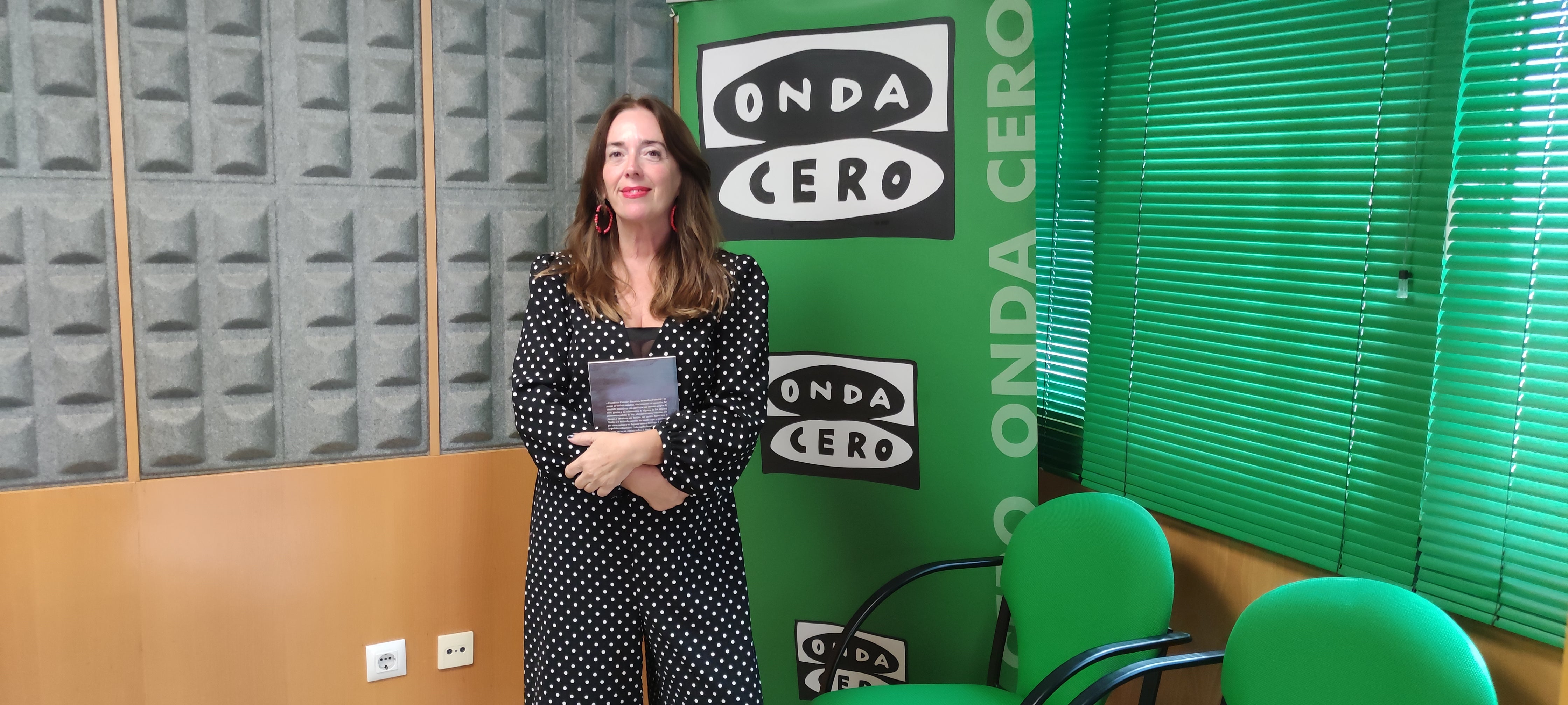 El escaparate de Cronopios Pontevedra se rinde a "Las madres", la nueva novela de Carmen Mola El escaparate de Cronopios Pontevedra se rinde a "Las madres", la nueva novela de Carmen Mola