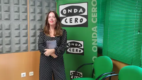 Mercedes Corbillón en los estudios de Onda Cero Pontevedra Nuestra librera de cabecera con sus recomendaciones más Cronopias