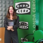 Mercedes Corbillón en los estudios de Onda Cero Pontevedra