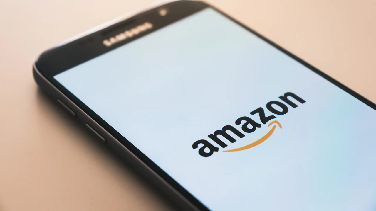 Un teléfono móvil mantiene la aplicación de Amazon abierta