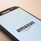 Un teléfono móvil mantiene la aplicación de Amazon abierta