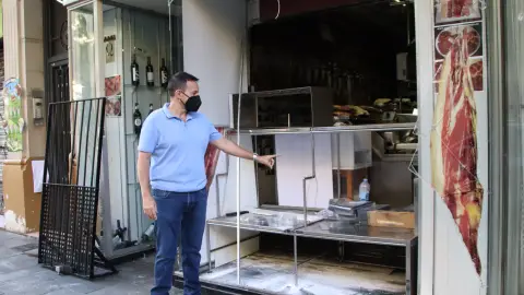 La xarcuteria ‘La Muntanya’, a Creu Coberta, va ser destrossada per complet La xarcuteria ‘La Muntanya’, a Creu Coberta, va ser destrossada per complet