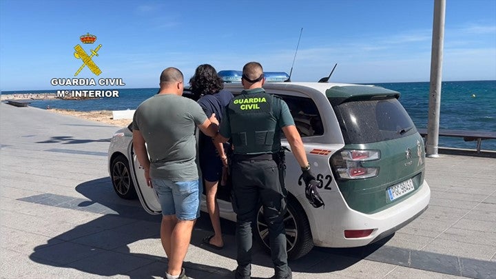 La Guardia Civil detiene a cuatro personas por una agresión sexual a una joven en Torrevieja La Guardia Civil detiene a cuatro personas por una agresión sexual a una joven en Torrevieja